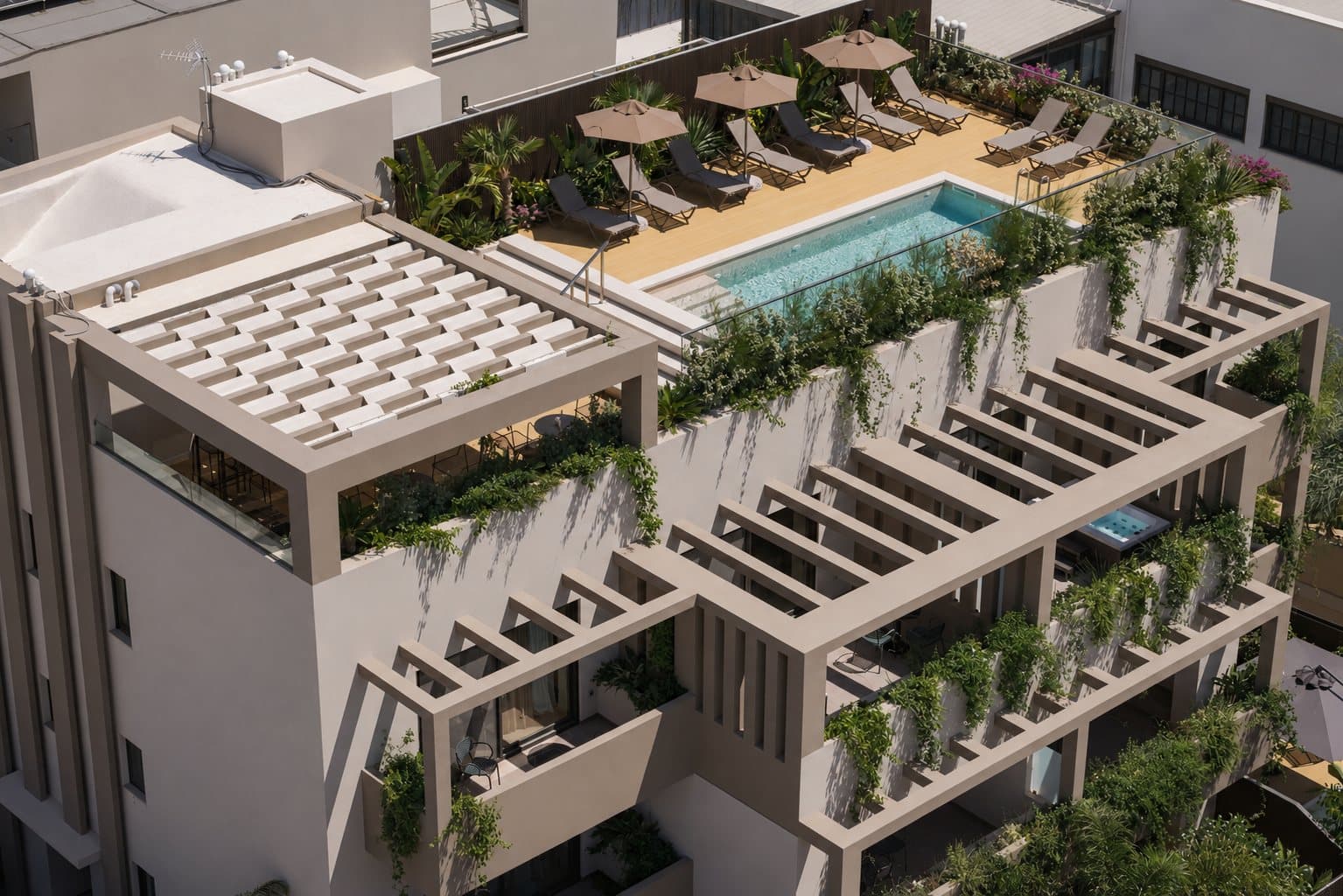 Το κτίριο του Marina Suites με την πισίνα της ταράτσας από ψηλά
